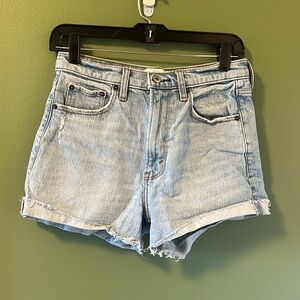 ABERCROMBIE - Mom High Rise Light Wash Jean shorts